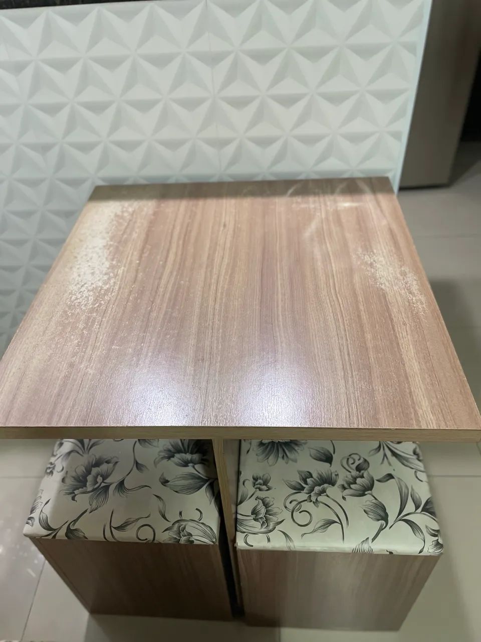 Conjunto de Mesa e 4 Banquetas - Foto 2