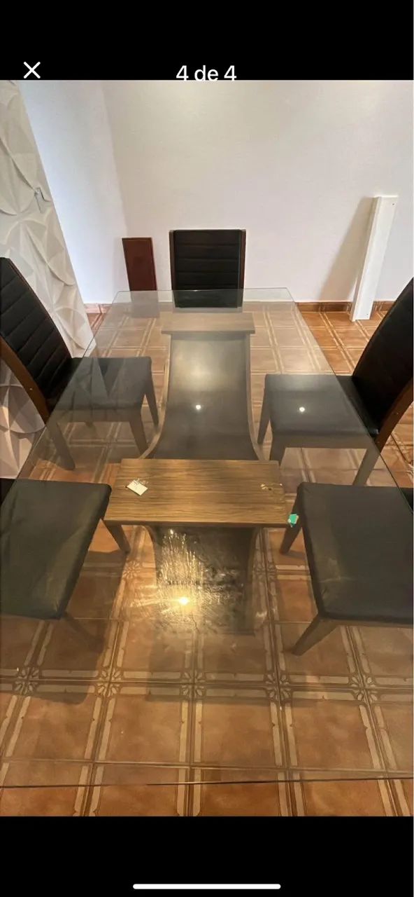 Mesa com 6 cadeira em couro 