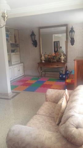Bela casa com 3 quartos no bairro alípio de melo, 322m²