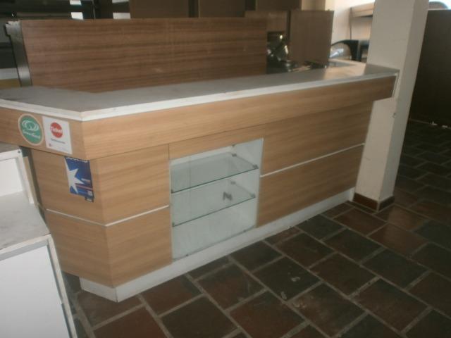 Balcão para lanchonete ou para recepção com vitrine