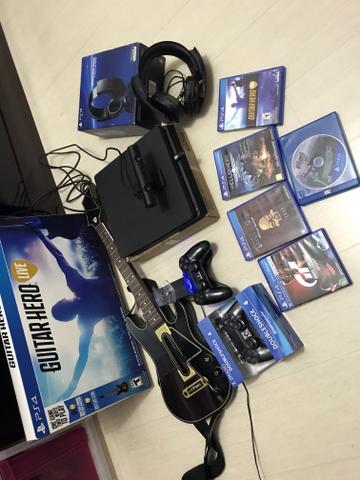 Ps4 slim 1TB 5 games fisicos 2 controles, camera, guitarra e acessórios - Foto 3