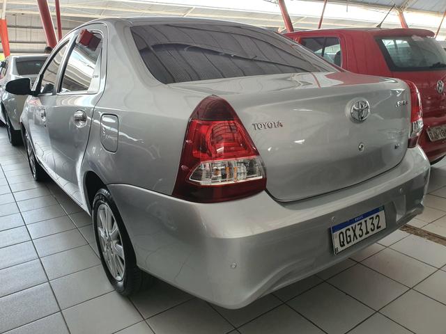 Toyota etios sedam 1.5 top 2020 aceito troca - Foto 4