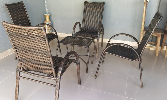 Conjunto de cadeiras de fibra sintética
