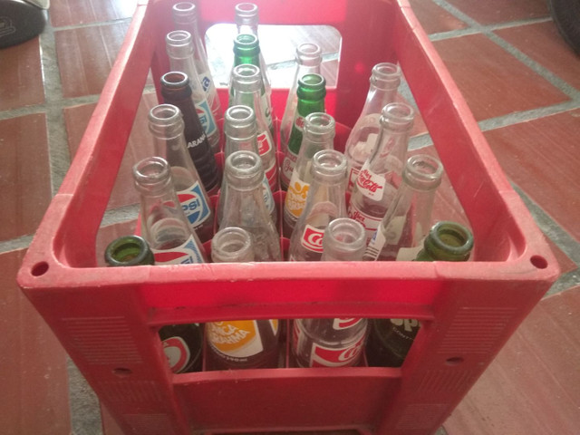 Garrafas de refrigerantes antigas com a caixa - Foto 3