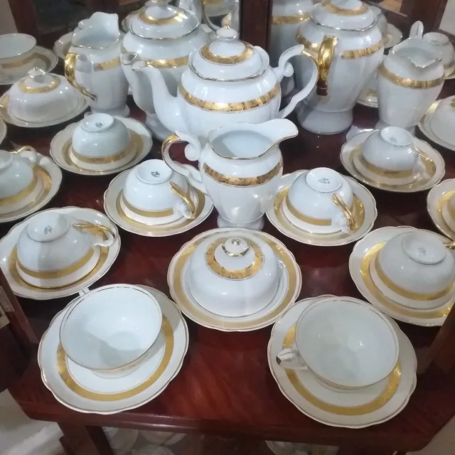 PORCELANA REAL. Elegante jogo de chá/café em porcelana