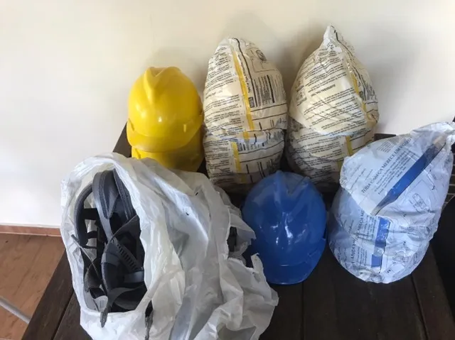 Material de segurança: capacetes com carneira em nylon e protetor auricular