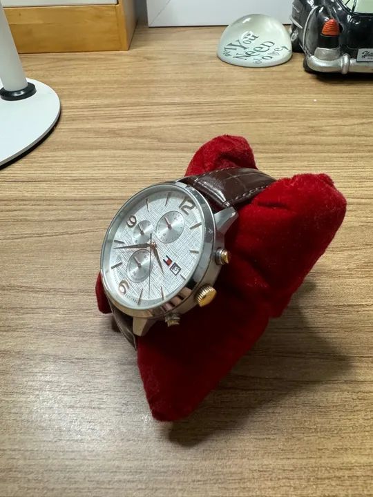 Relógio Tommy Hilfiger Analógico com Visor Branco e Pulseira de Couro Marrom - Foto 2