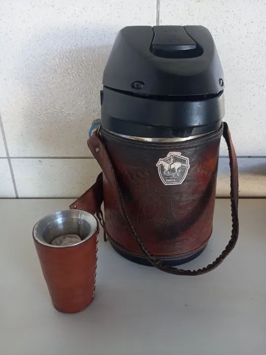 Garrafa térmica de 2 litro com copo