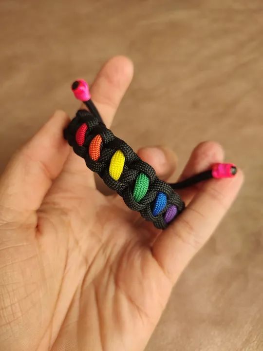 Pulseira LGBT Orgulho Pride - Artesanal e Feita à Mão com corda Paracord 550 gay lesbica - Foto 2