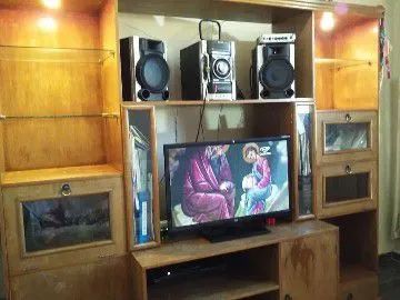 Armário de madeira com prateleiras e espaço para TV - Foto 2