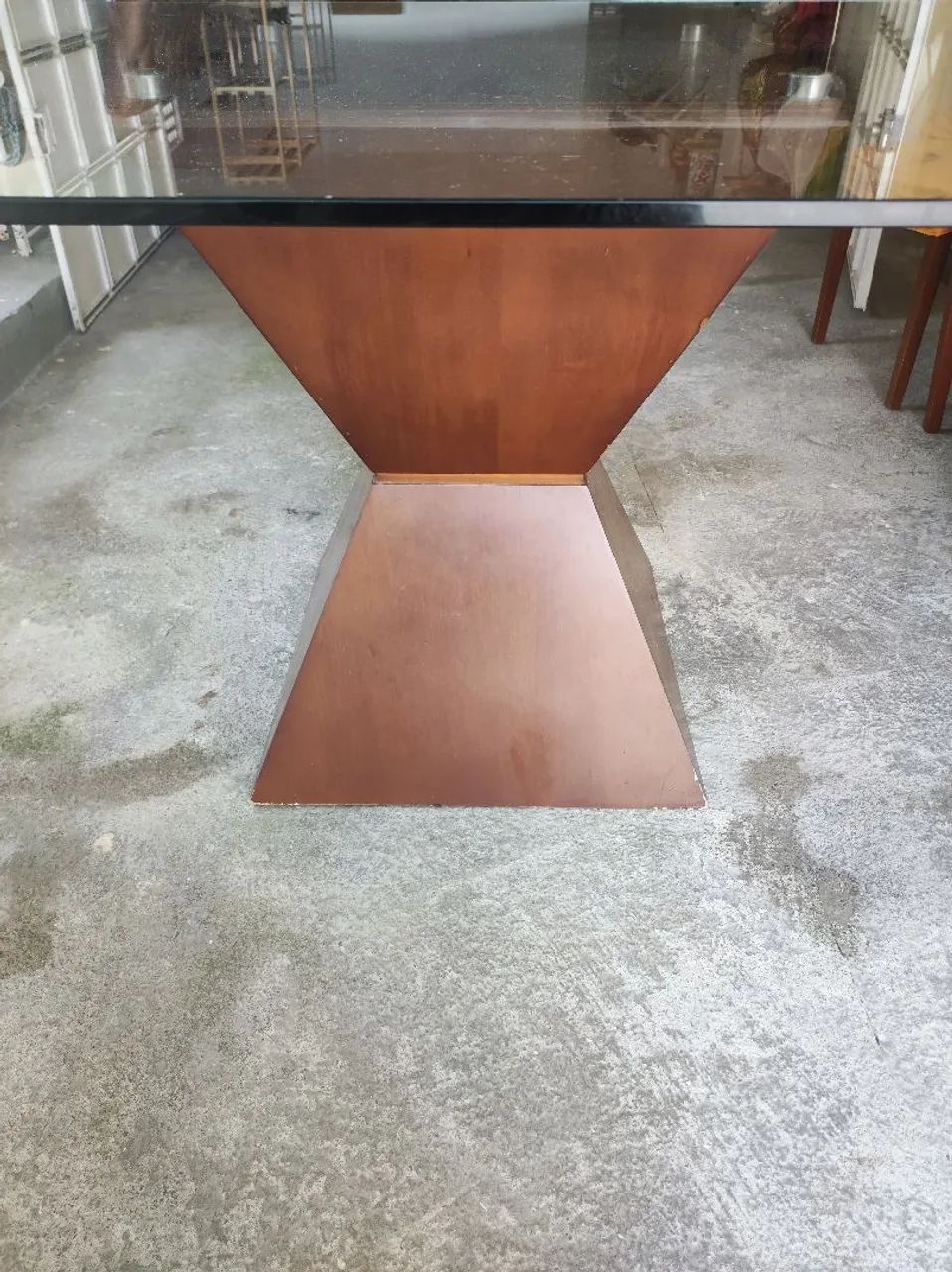 Mesa de jantar com tampo de vidro e base amadeirada - Foto 2