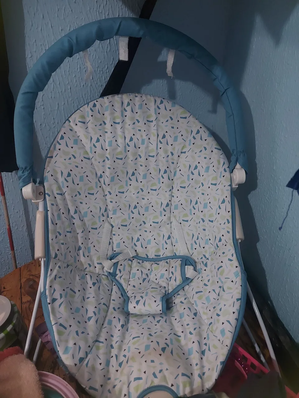 Cadeirinha de descanso. Vibra e toca
