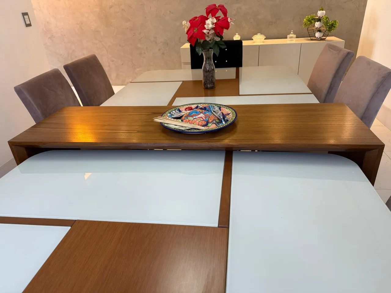 Mesa de Jantar Elegante com Detalhes em Madeira e Vidro - Foto 5