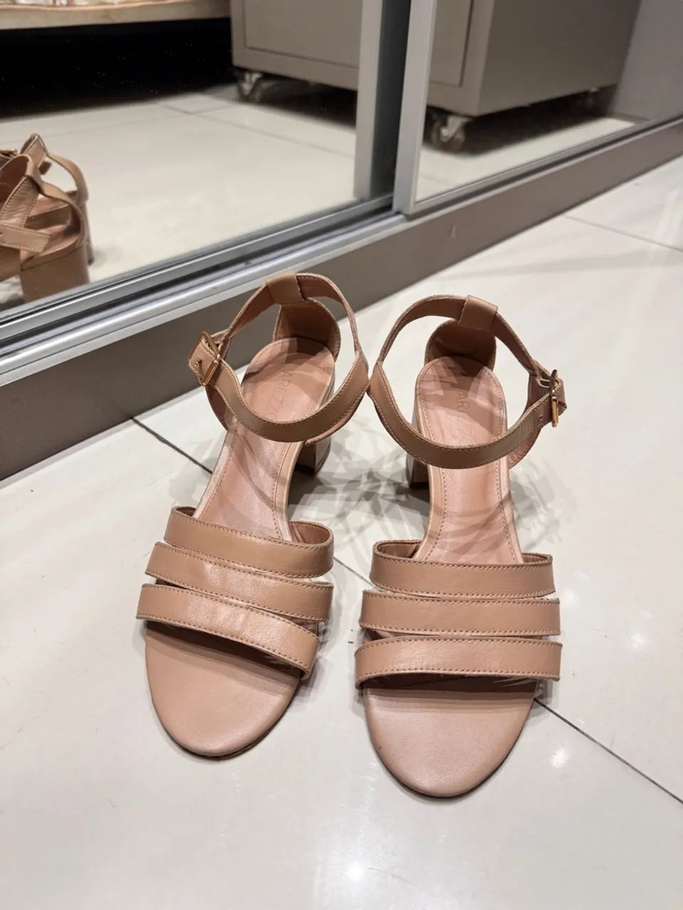 Sandália Bege com Salto Bloco