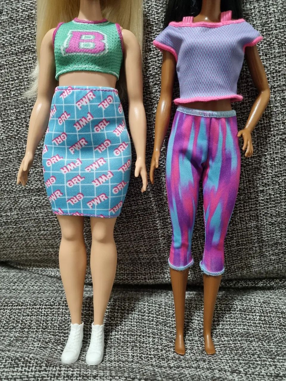 Lote Barbie Fashionista Corpo Curvy e Barbie yoga com roupas e acessórios - Foto 3