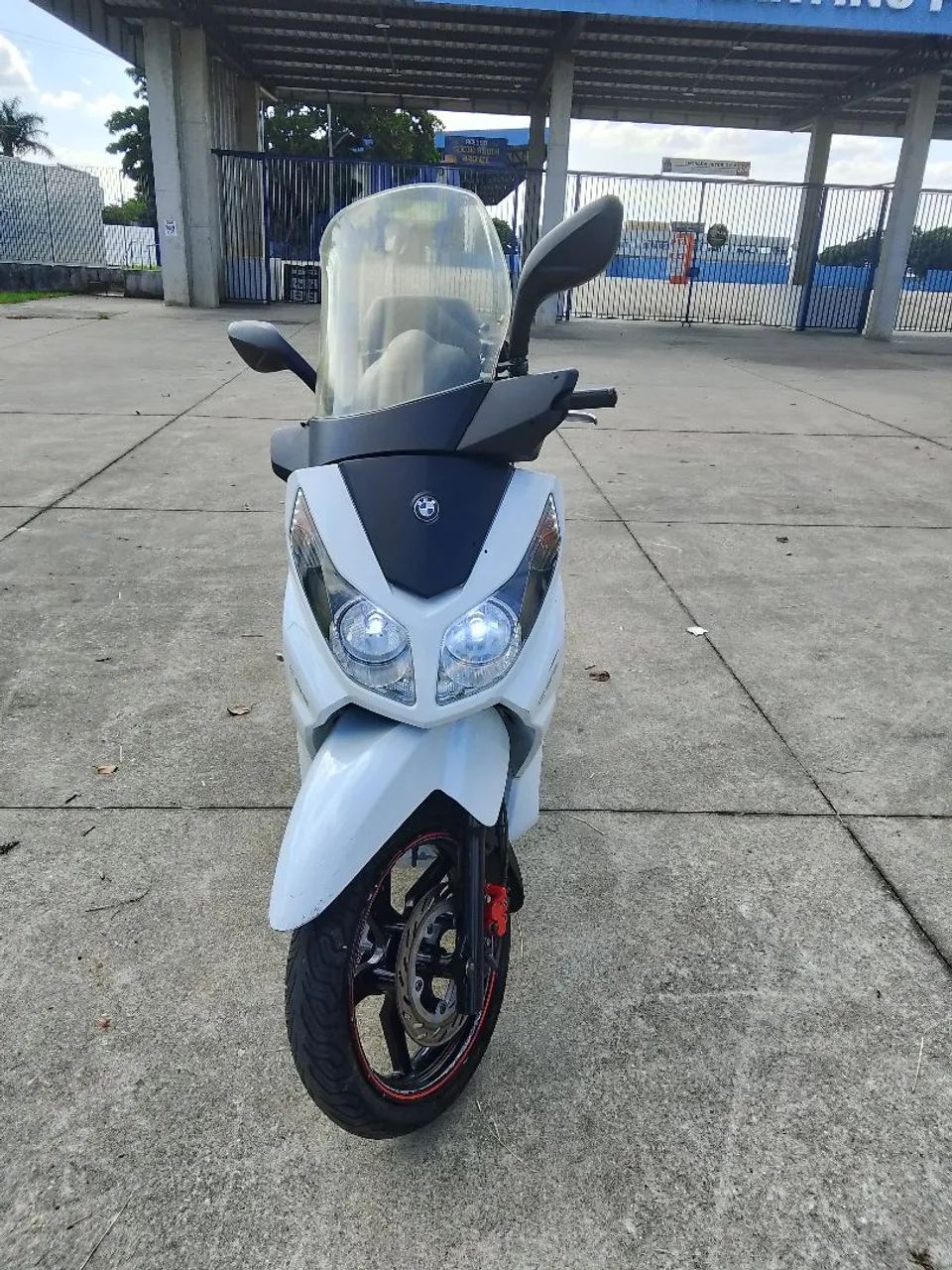 Dafra Citycom 300 i Vendo ou Troco aceito carro antigo ou carro com dívida  - Foto 2