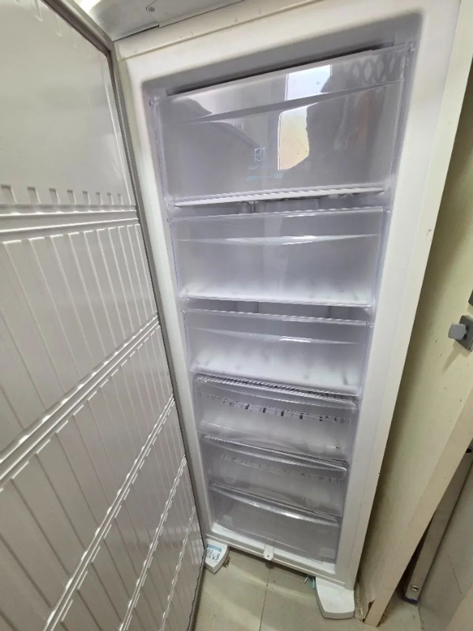 Freezer Electrolux Vertical Uma Porta 197L (FE23) 220V - Foto 3