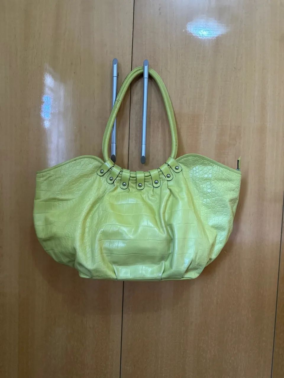 Vendo bolsa de ombro amarelo limão - Foto 2