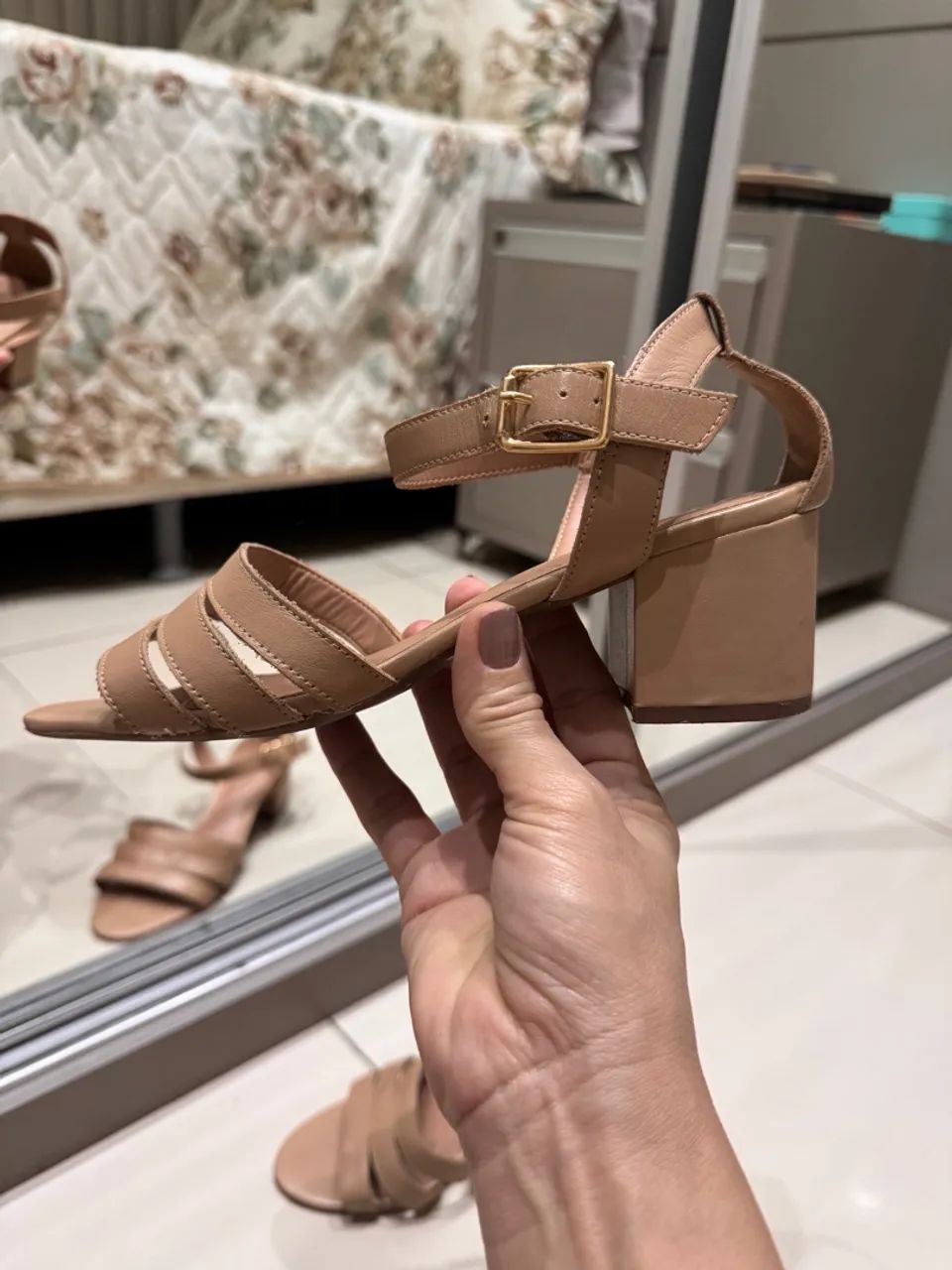 Sandália Bege com Salto Bloco - Foto 4