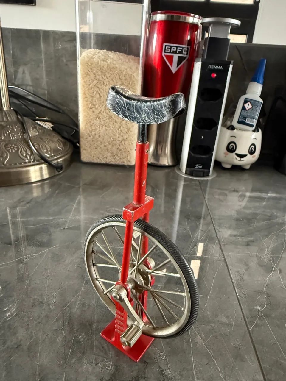 Uniclo de metal vermelho