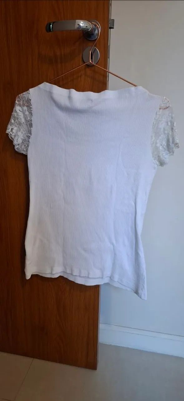 Camiseta branca com mangas de renda - Foto 4