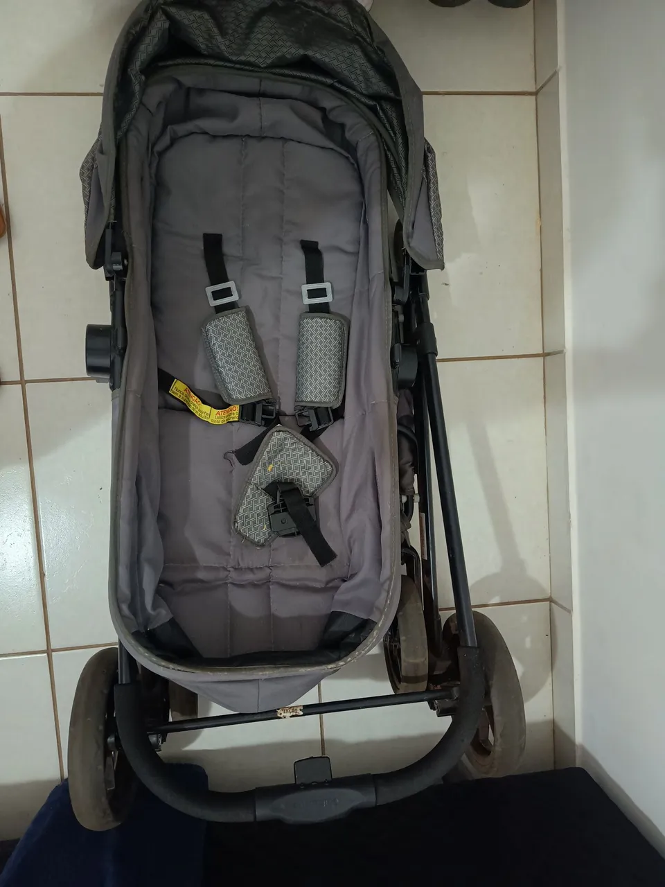 Carrinho de bebê com bebê conforto