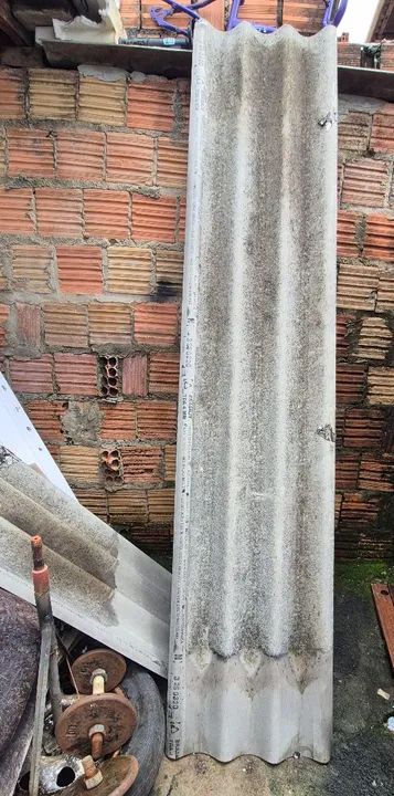Vendo 6 telhas ondinas e 6 pedaços cortados no meio, estão boas! - Foto 2