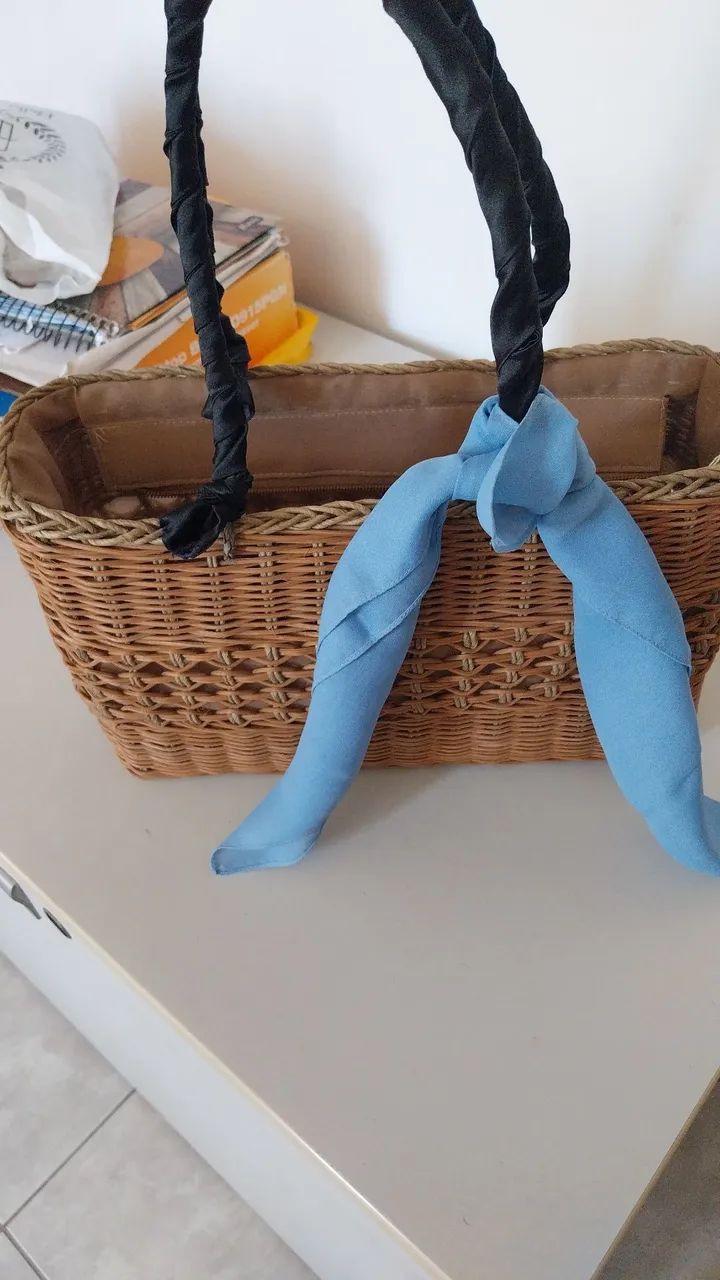 Bolsa de palha com alça de tecido