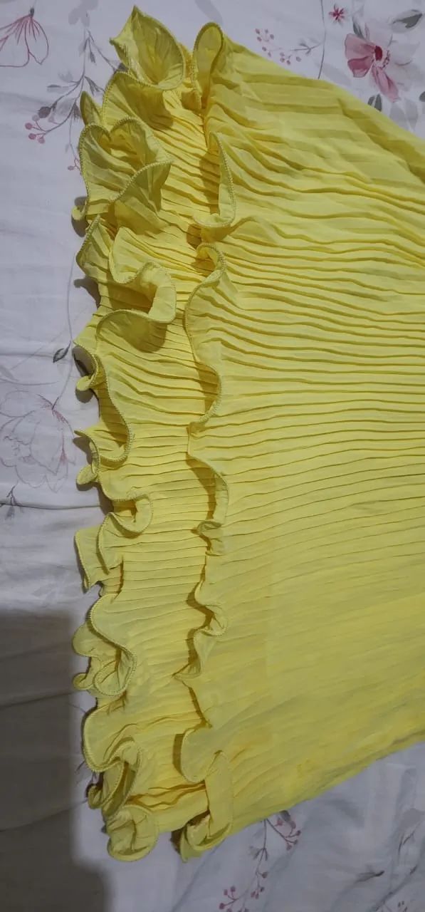 lindo vestido plissado acabamento pérolas no pescoço