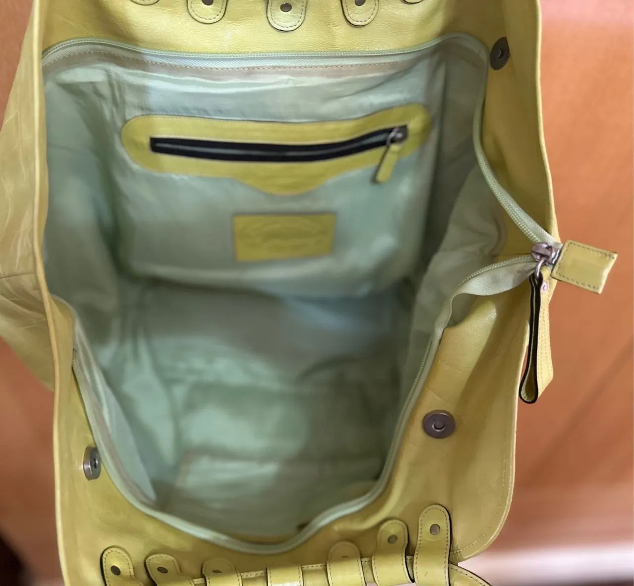 Vendo bolsa de ombro amarelo limão - Foto 6