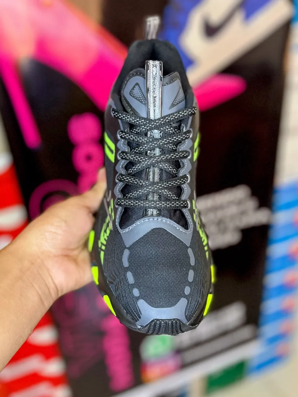 Tênis Esportivo Preto com Detalhes em Neon