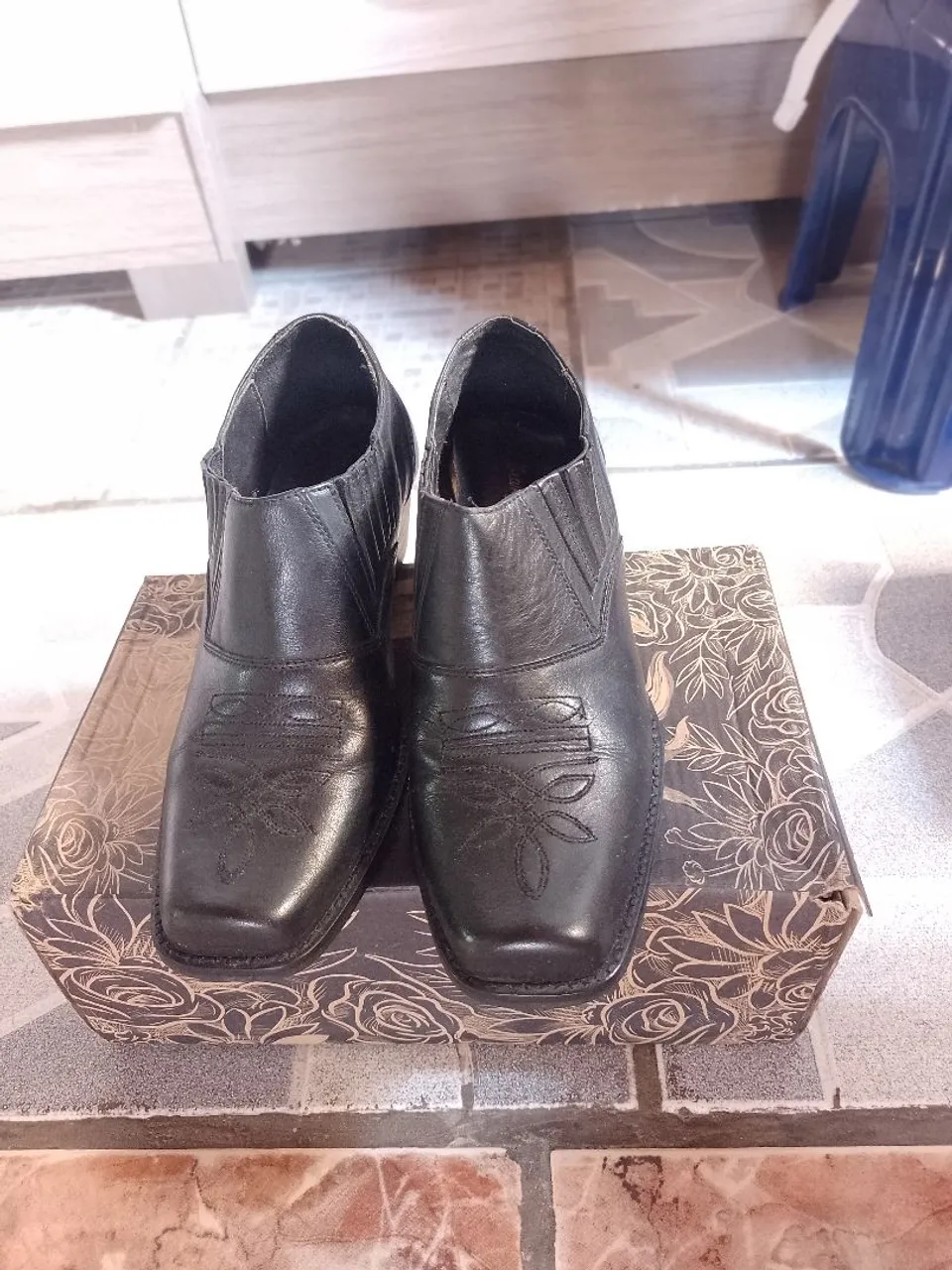 Botina de Couro Preta - Elegância nos seus pés!
