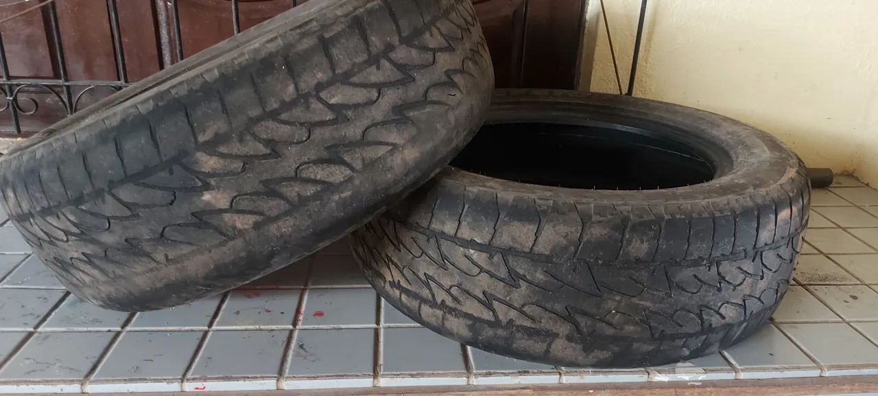 Dois pneus usados 205/60 R16 Bridgestone