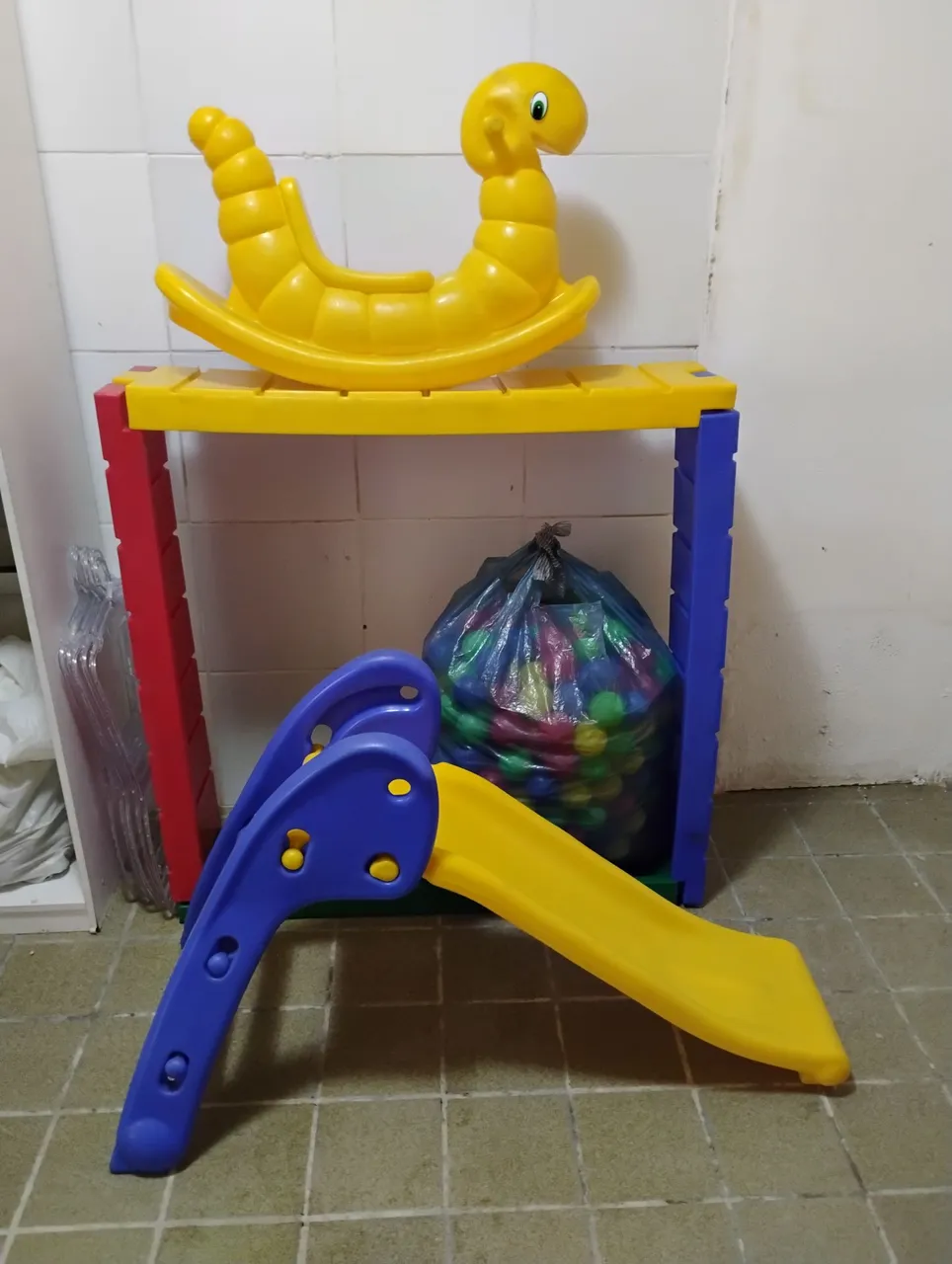 Playground Infantil Completo: Escorregador, Pocotó, Piscina de Bolinhas e 6m de tatame.