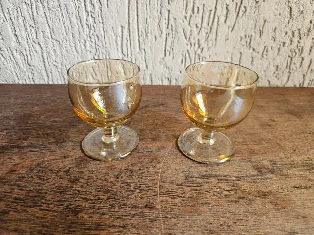 Conjunto de taças âmbar antigo