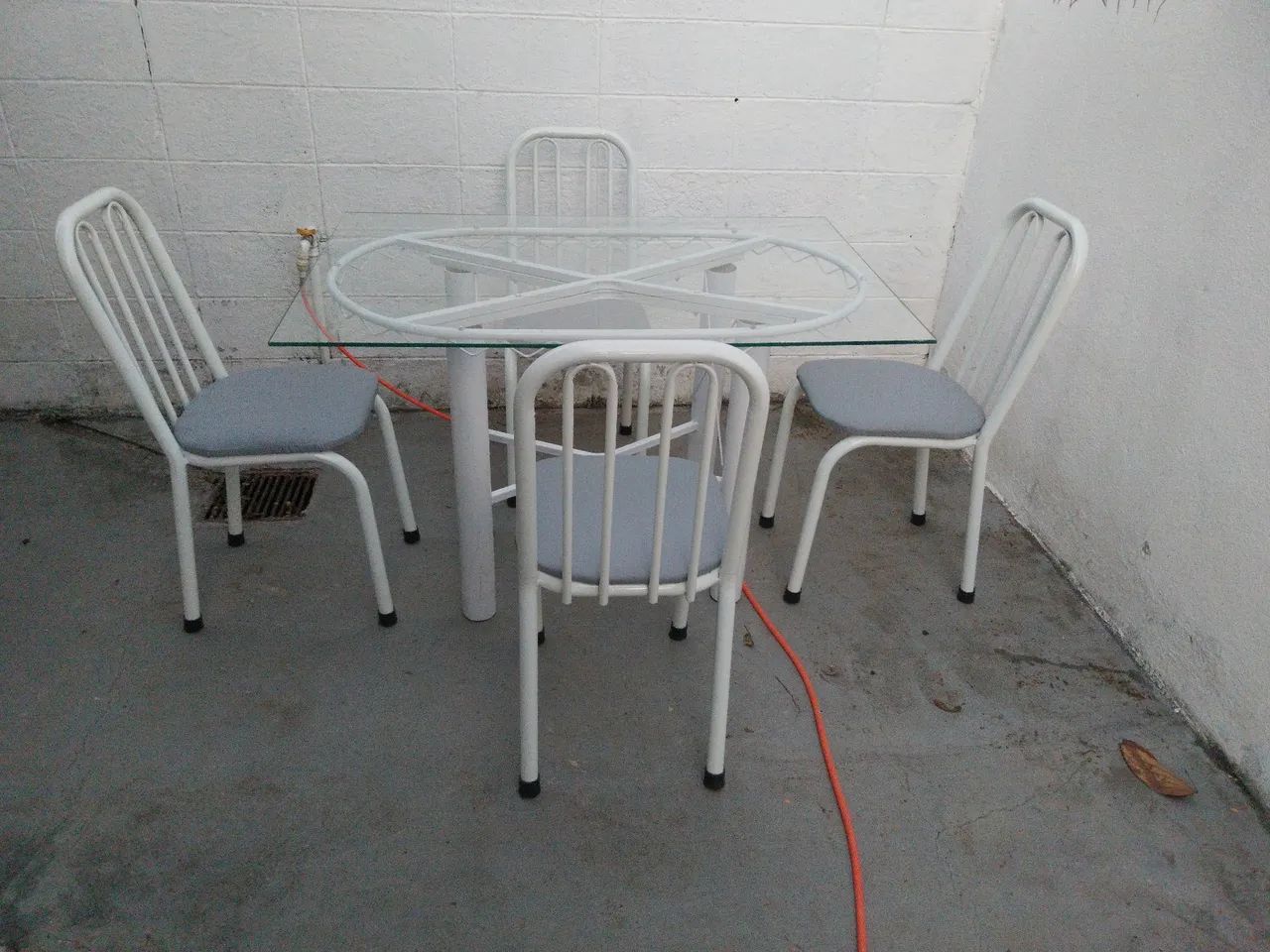 Conjunto Mesa com 4 cadeiras de metal