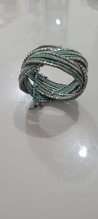 Pulseira turquesa com detalhes  pratiado