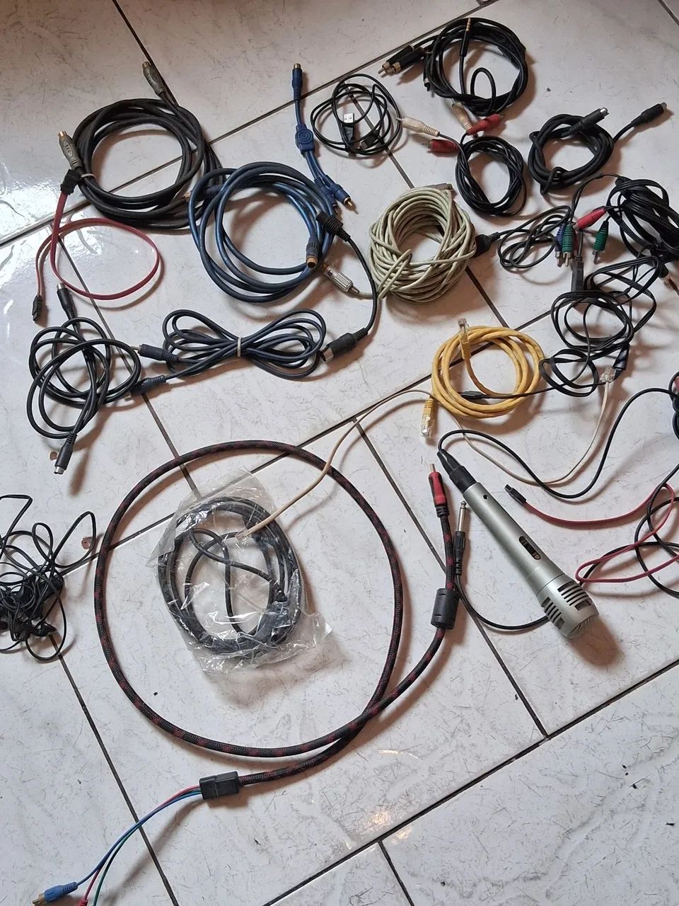 Cabos variados alguns novos e um microfone 
