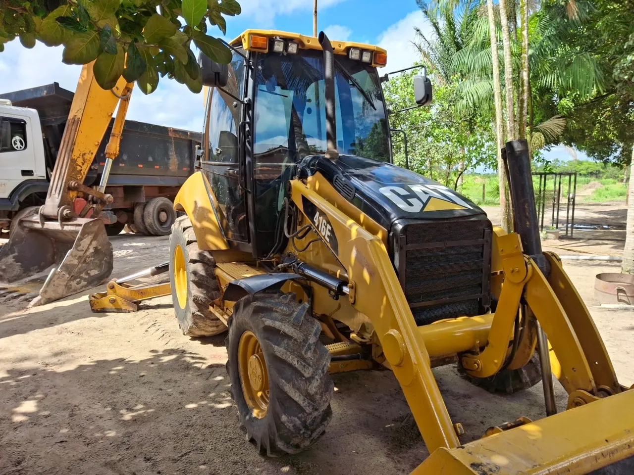Retroescavadeira Caterpillar 416E 2015