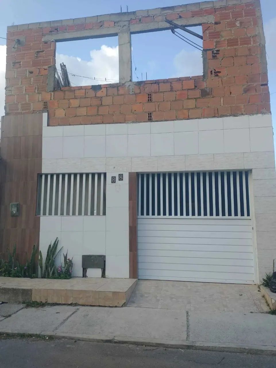 CASA EM RUA PÚBLICA - BUGIO