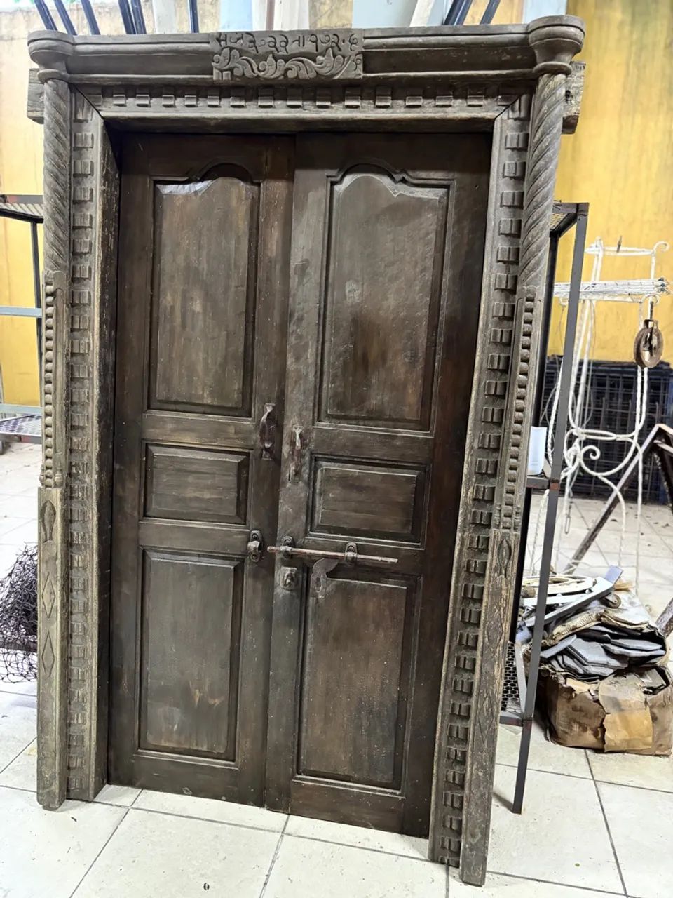 Porta de madeira maciça antiga 2 bandeiras talhada 128x205Cm  - Foto 2