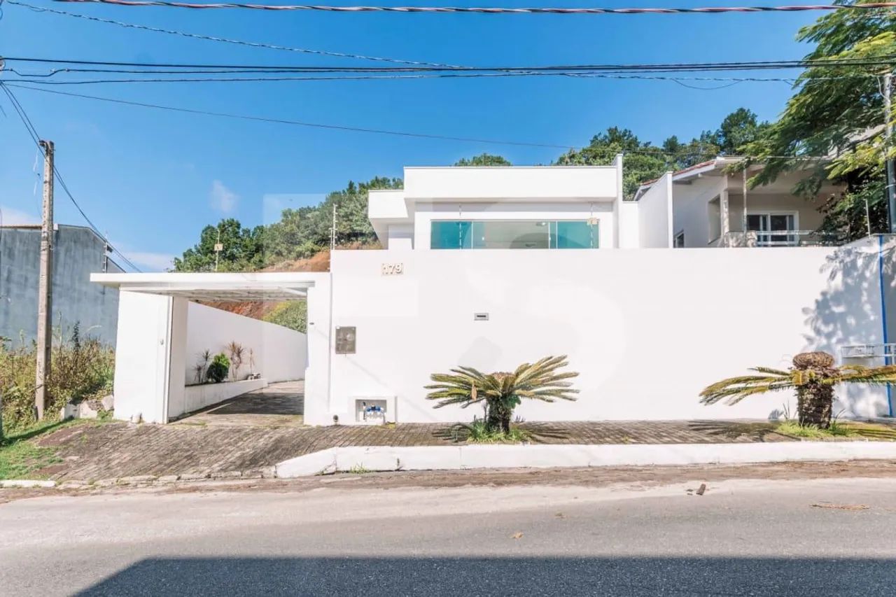 J- Casa de alto padrão sendo 04 dormitórios  na Praia dos Amores em Balneário Camboriú