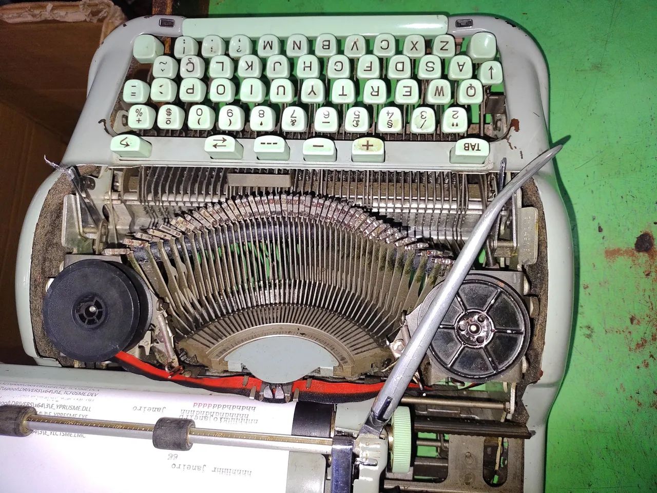 Máquina de Escrever Hermes, operacional, faltando tampas 64286009083905124