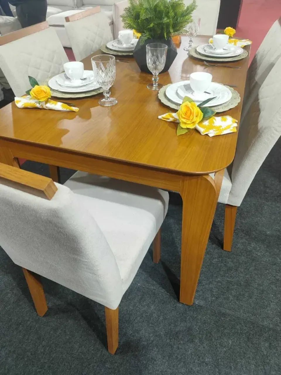 Mesa Áurea com 6 Cadeiras Madeira