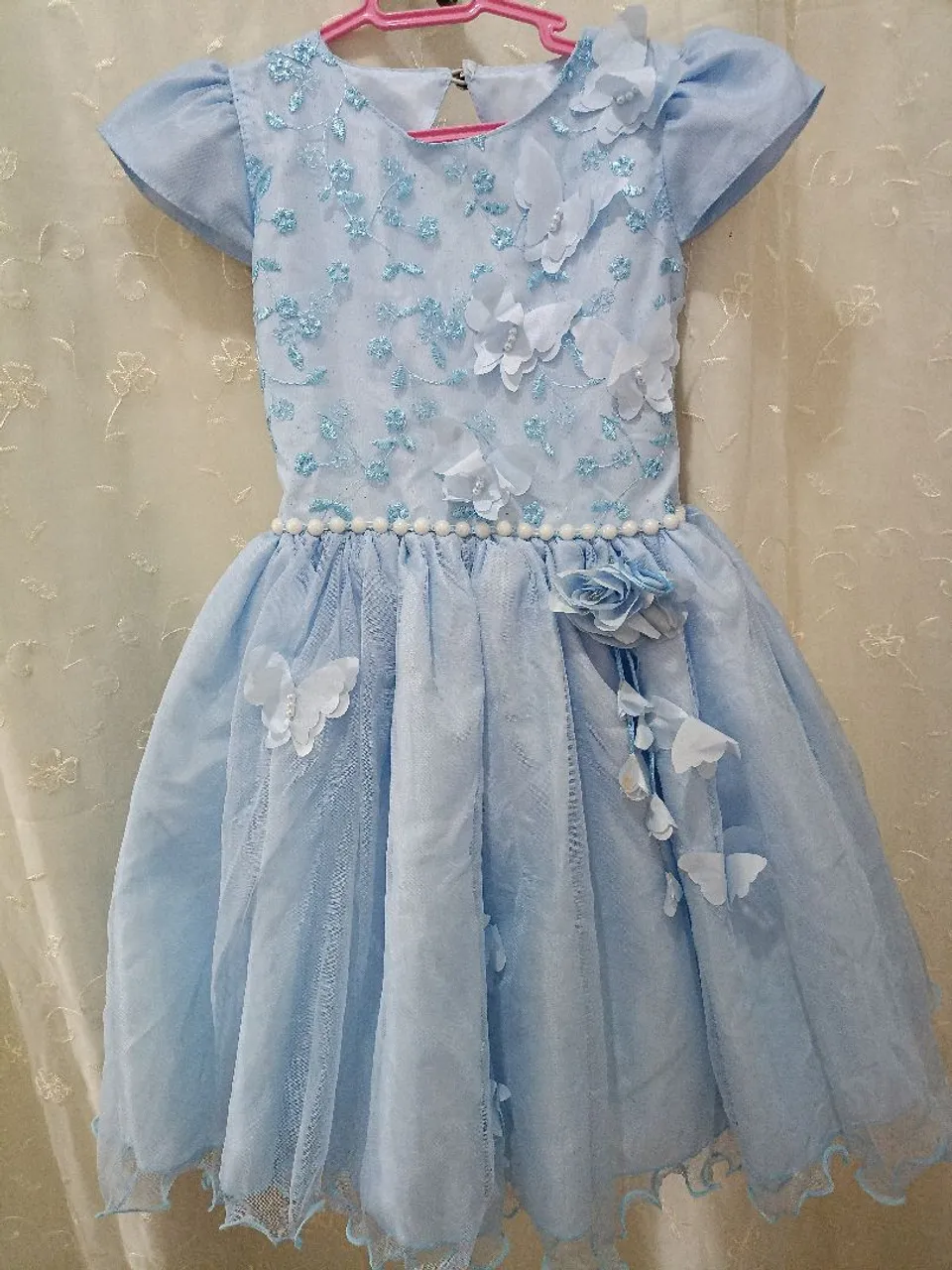 Vestido Infantil Azul com Detalhes Delicados . Veste 2 a 3 aninhos.