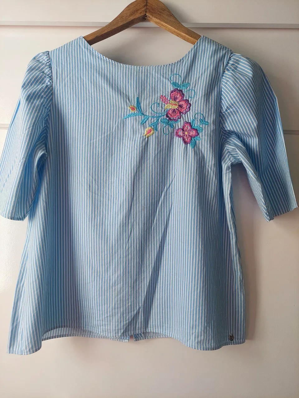 Blusa listrada azul com bordado floral