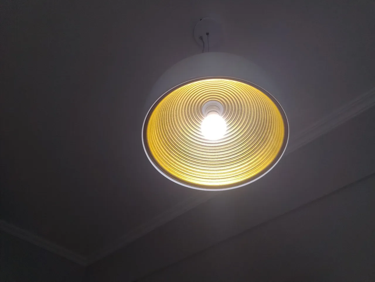 Luminária pendente moderna com design elegante