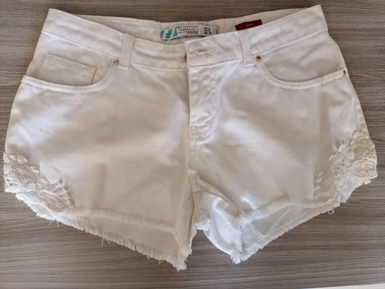 Shorts Branco Feminino com Detalhe em Renda