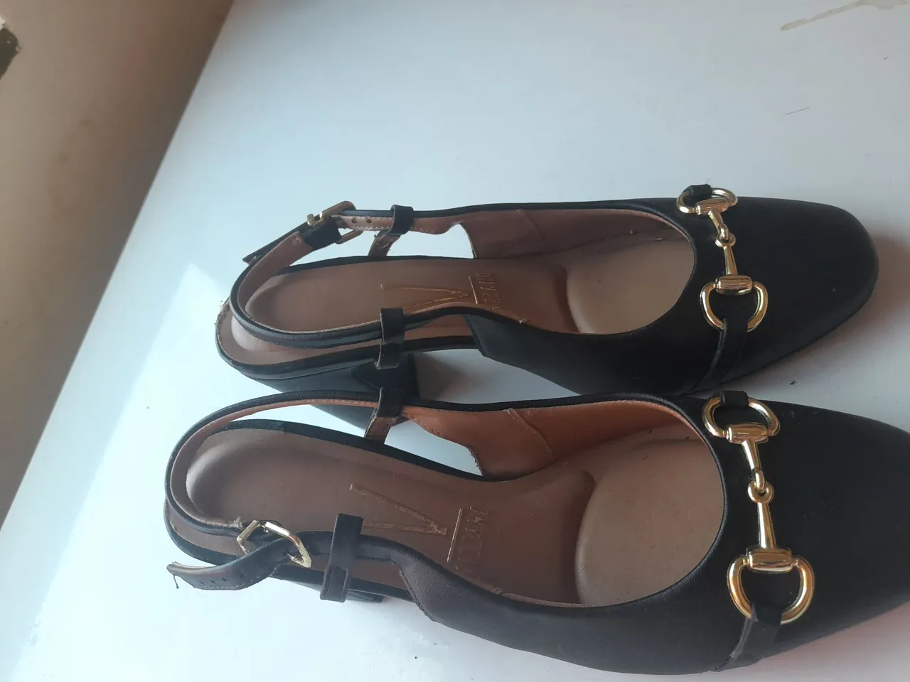 Sapatilha Slingback Preta com Detalhe Dourado - Vizzano