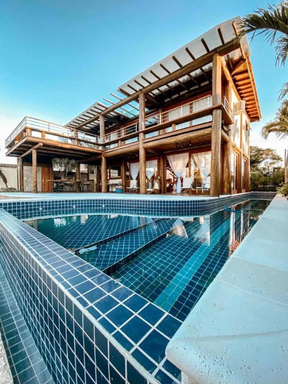 ESPETACULAR CASA A VENDA EM BÚZIOS NA MARINA NO CANAL COM 03 SUÍTES PISCINA SAUNA DECK